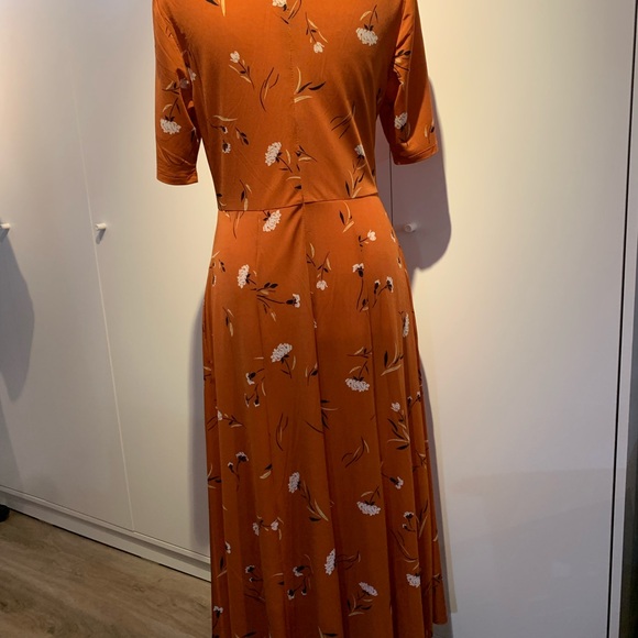 Suzy Shier Orange Floral Midi Dress - Picture 6 of 8